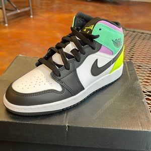NIKE AIR JORDAN MID 4Y